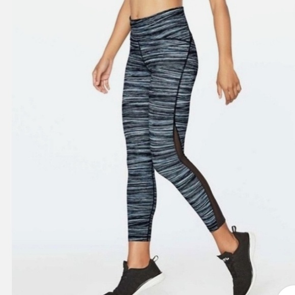 Lululemon Train Times 7/8 Pant *25"
Low Tide Alpine White Black / Black size 6 - Picture 2 of 15